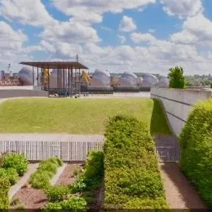Homestay Contemporary Overlooking Barrier Park, London