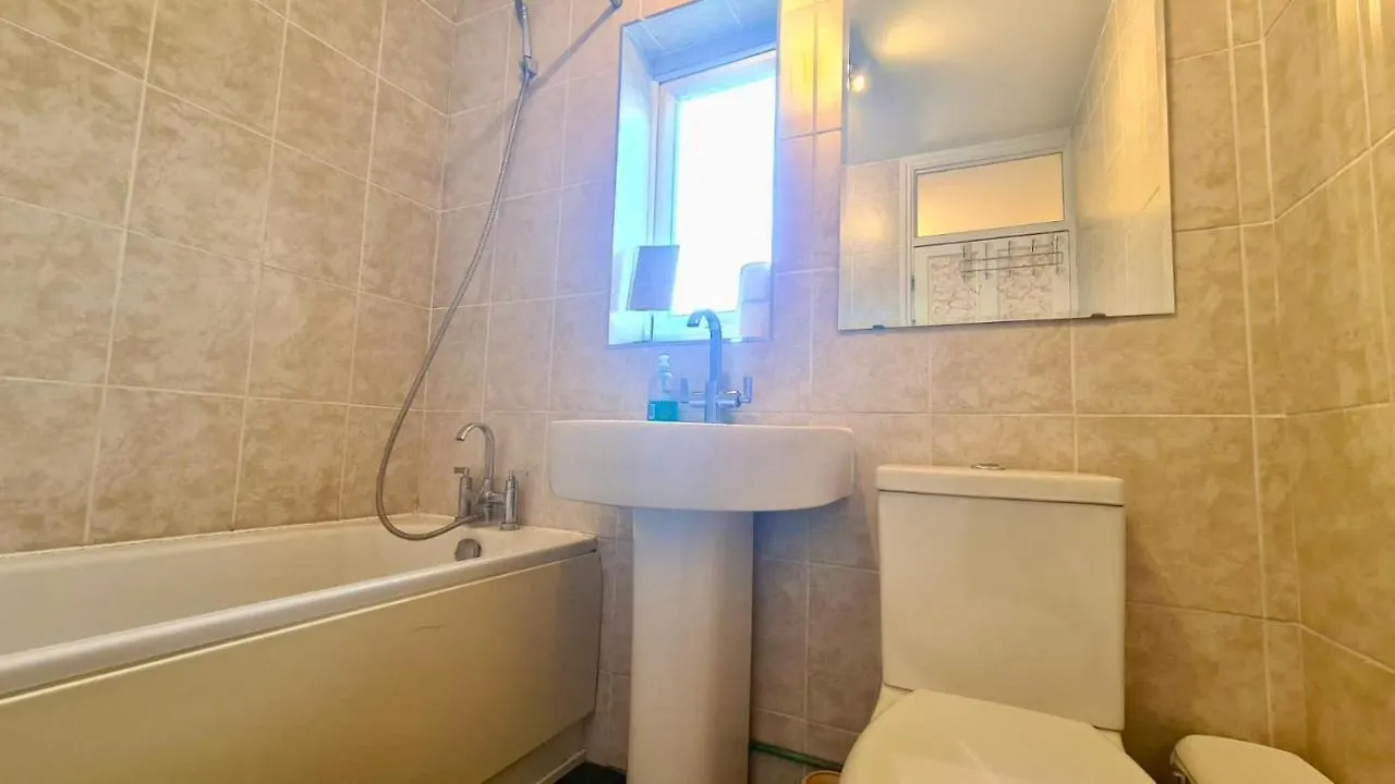 לונדון Cosy Room In East Ham בית אירוח